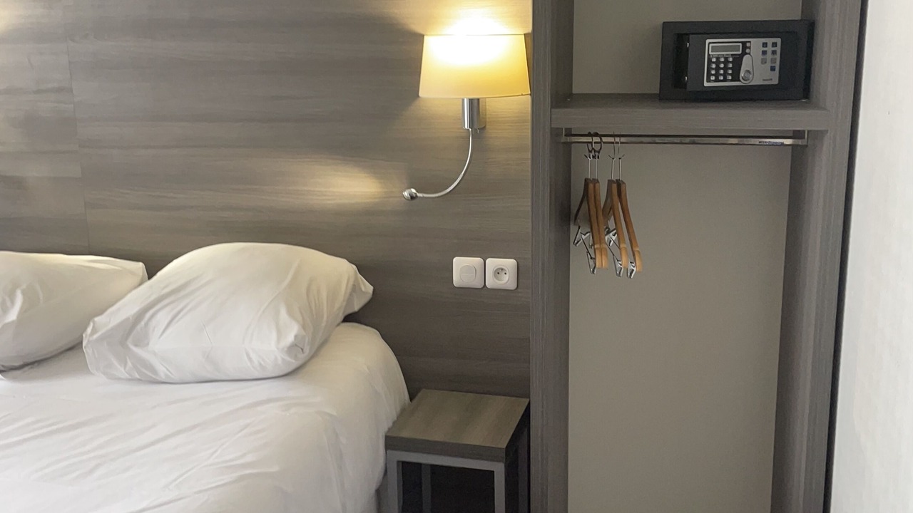 Photo of Bedroom in Saint-Fargeau
