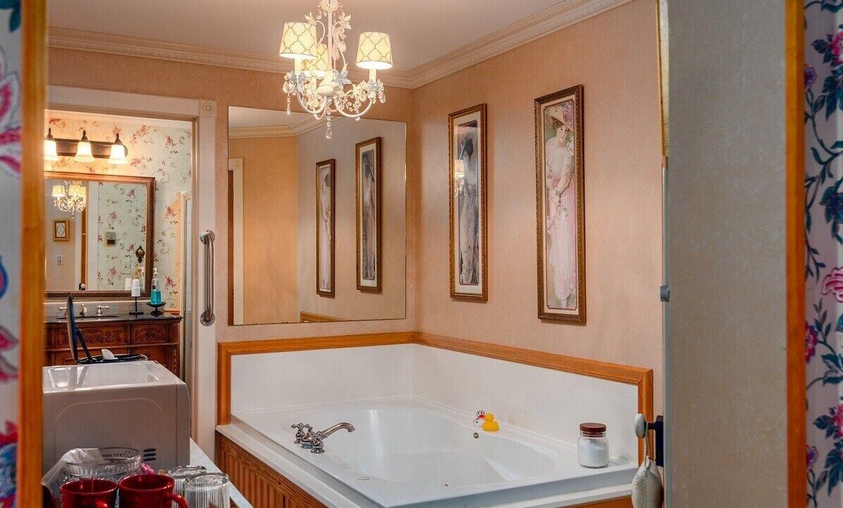 Photo of Bathroom in Eureka Springs Historic District