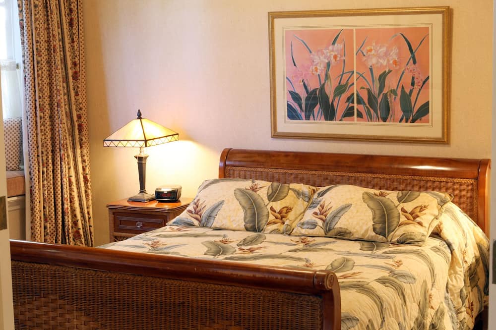 Photo of Bedroom in Historic Lahaina Front Street
