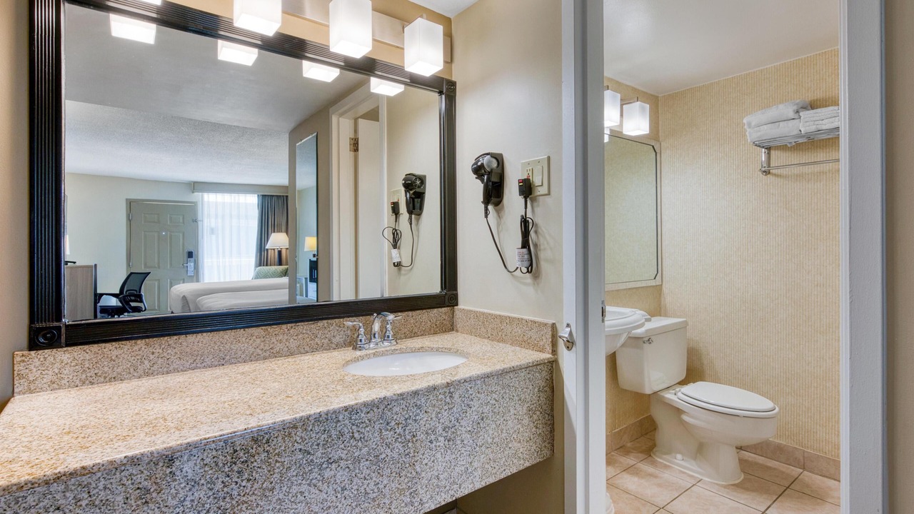 Photo of Bathroom in Lakeview