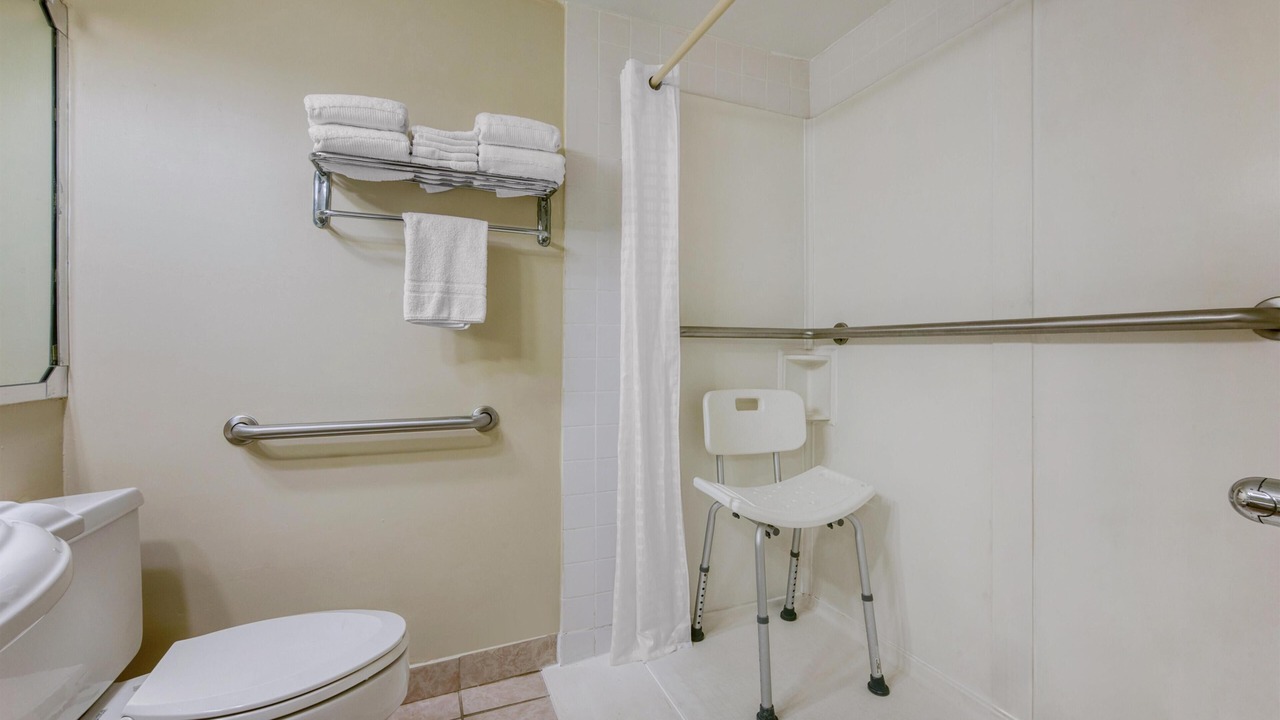 Photo of Bathroom in Lakeview