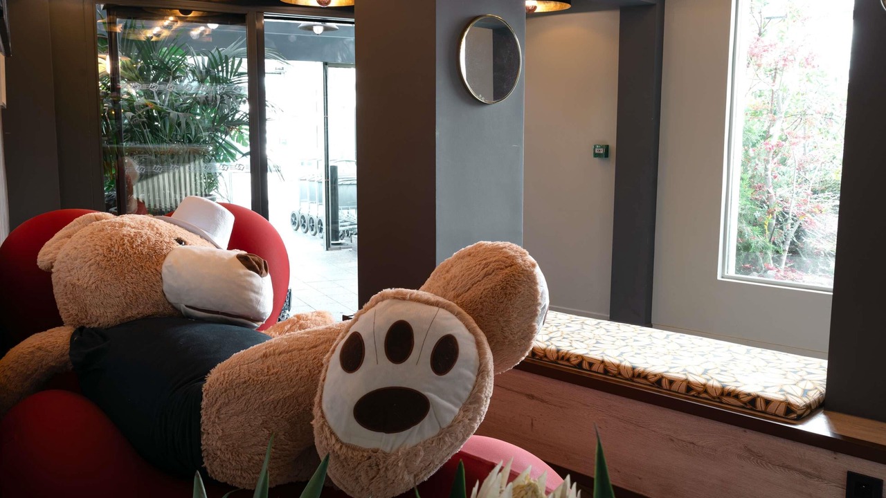 Photo of Others in Valence