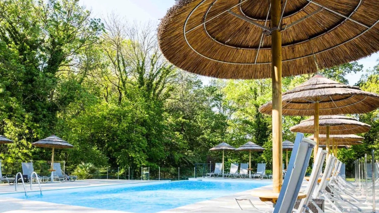 Photo of Others in Valence