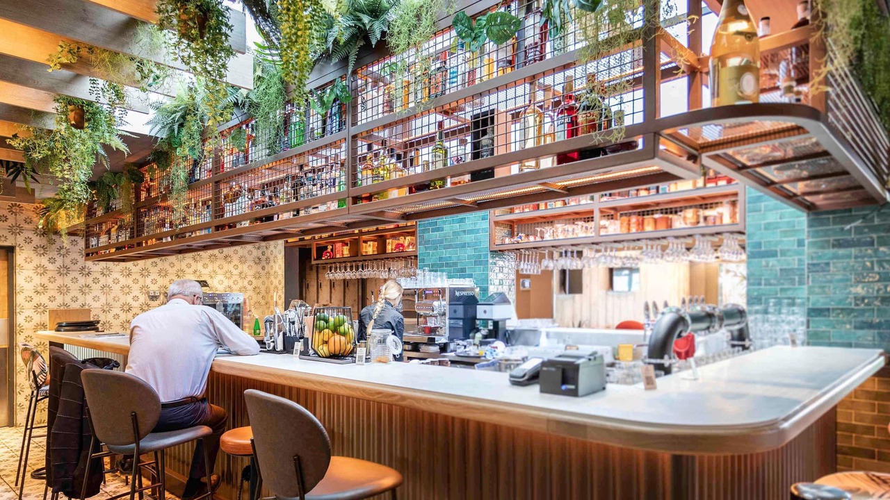 Photo of Others in Valence