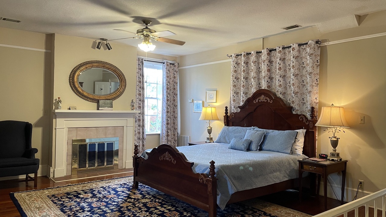 Photo of Bedroom in Historic District - North