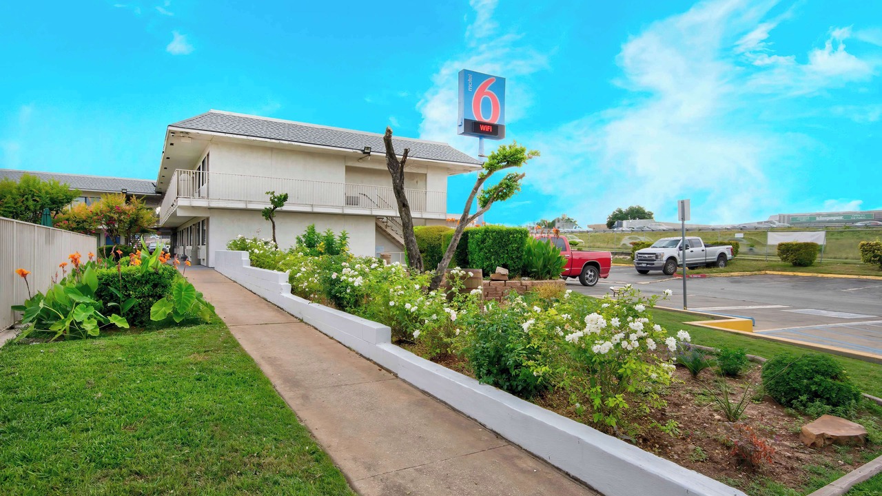 Photo of Outdoor in North Lamar