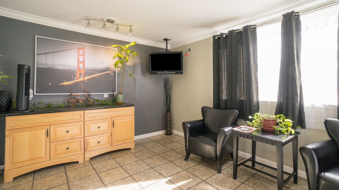 Photo of Livingroom in Ocean View and Fourth Street