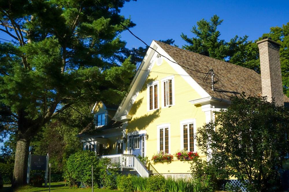 Photo of Outdoor in Bolton-Est
