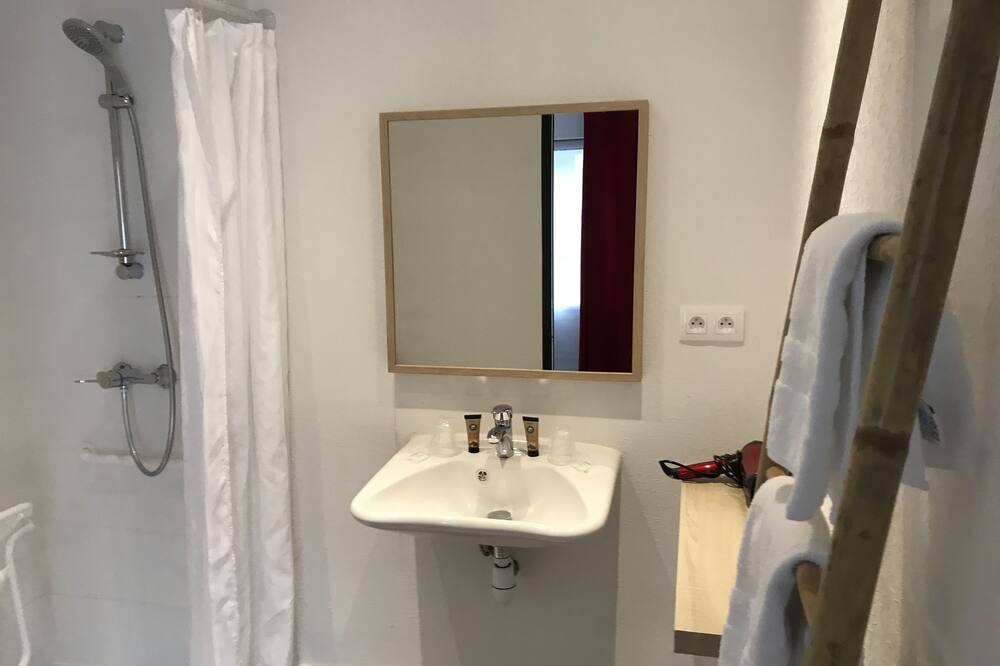 Photo of Bathroom in Matignon