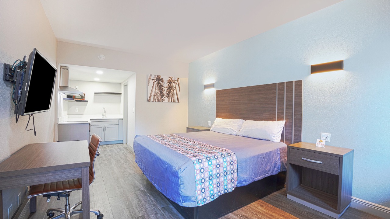 Photo of Bedroom in Le Barons Of Titusville
