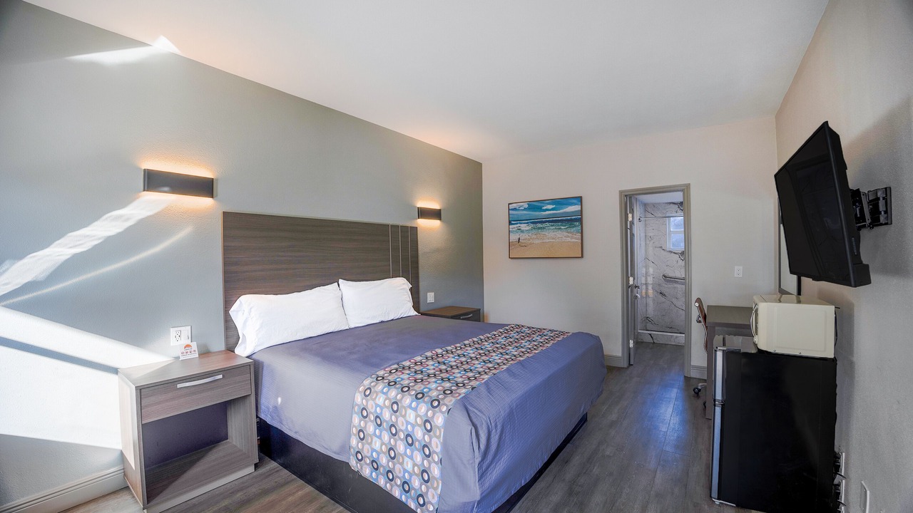 Photo of Bedroom in Le Barons Of Titusville