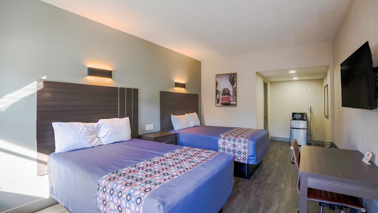 Photo of Bedroom in Le Barons Of Titusville