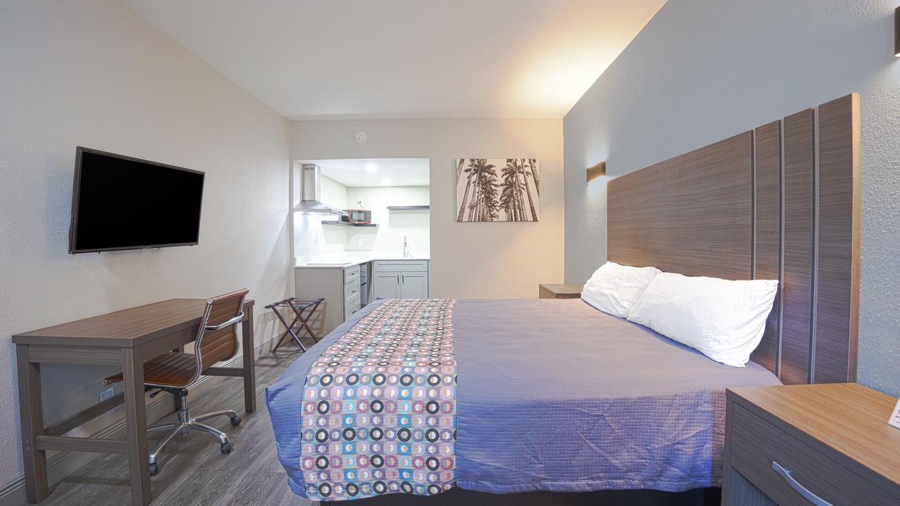Photo of Bedroom in Le Barons Of Titusville