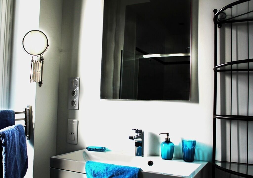 Photo of Bathroom in Lens