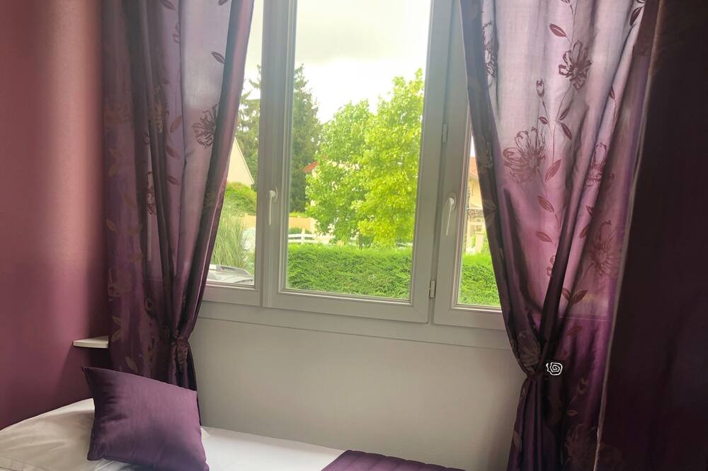 Photo of Bedroom in Roissy-en-France