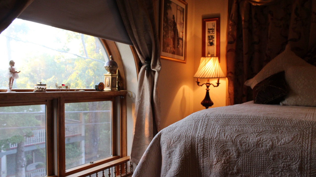 Photo of Bedroom in Eureka Springs Historic District