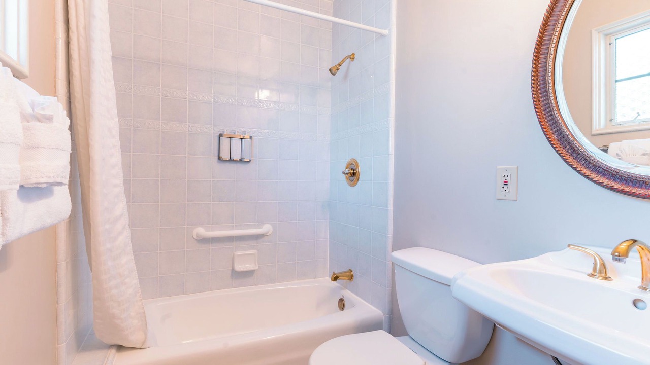 Photo of Bathroom in Golden Rectangle