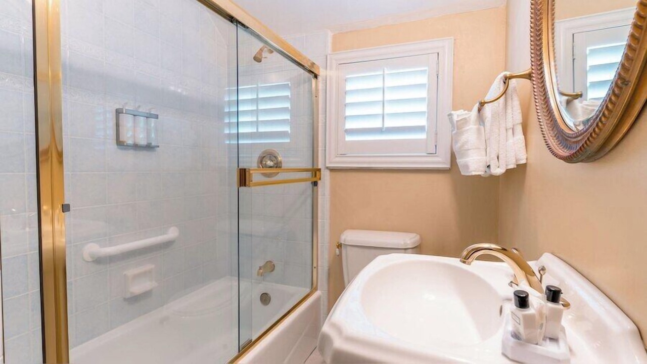 Photo of Bathroom in Golden Rectangle