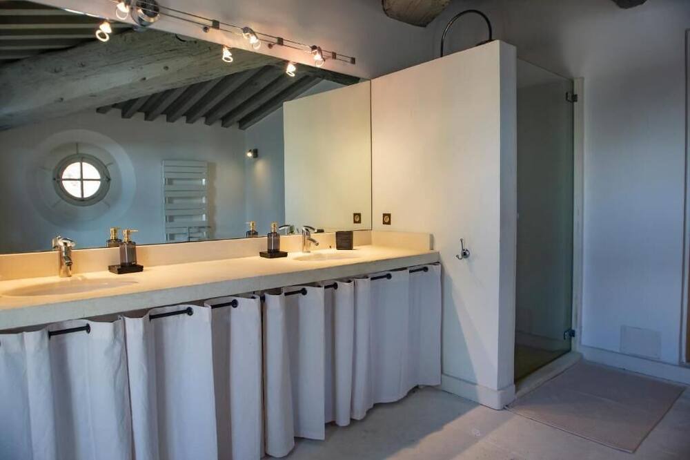 Photo of Bathroom in Arles