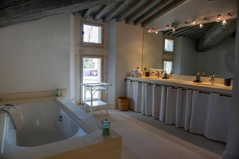 Photo of Bathroom in Arles