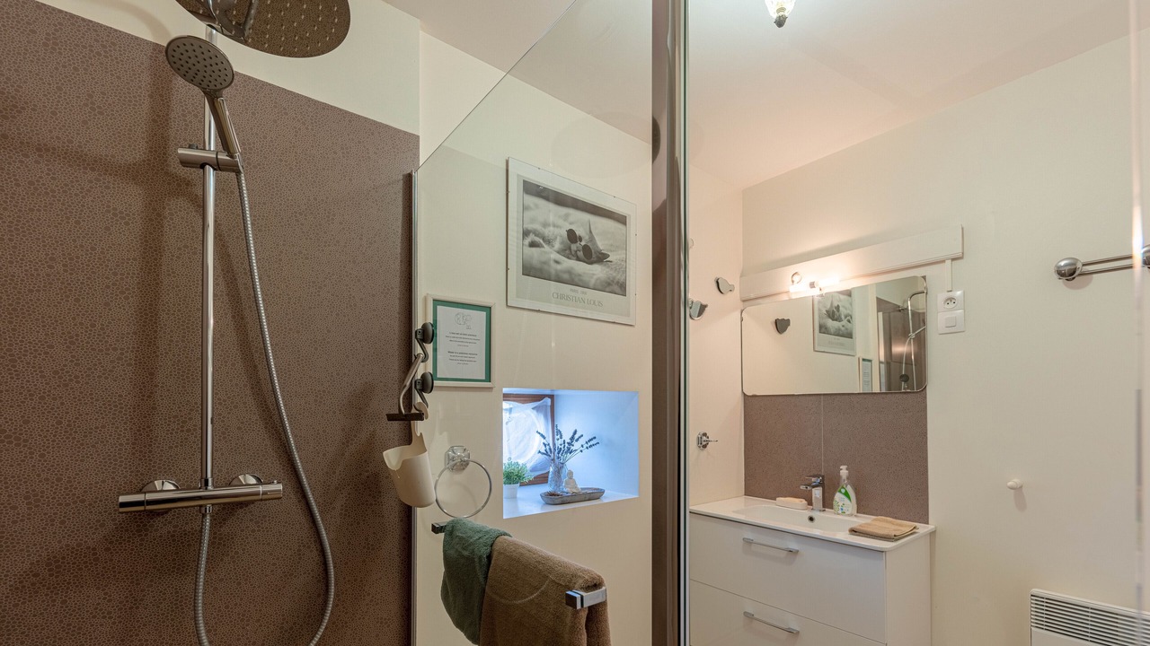 Photo of Others in Amberre