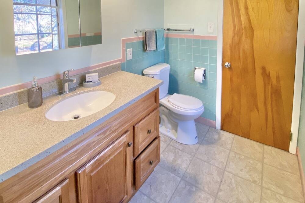 Photo of Bathroom in East Cleveland