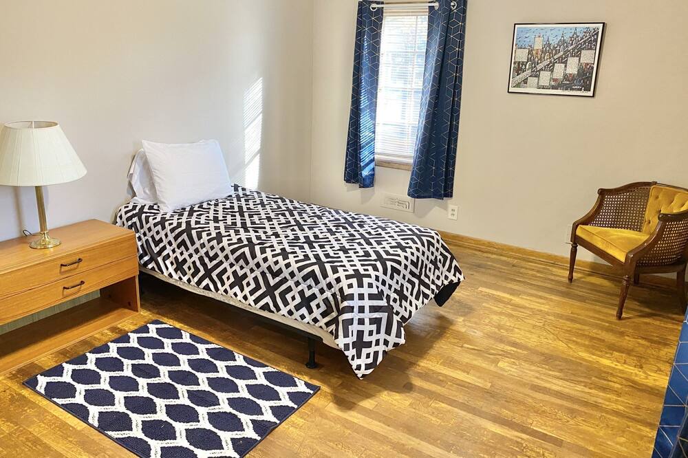 Photo of Bedroom in East Cleveland