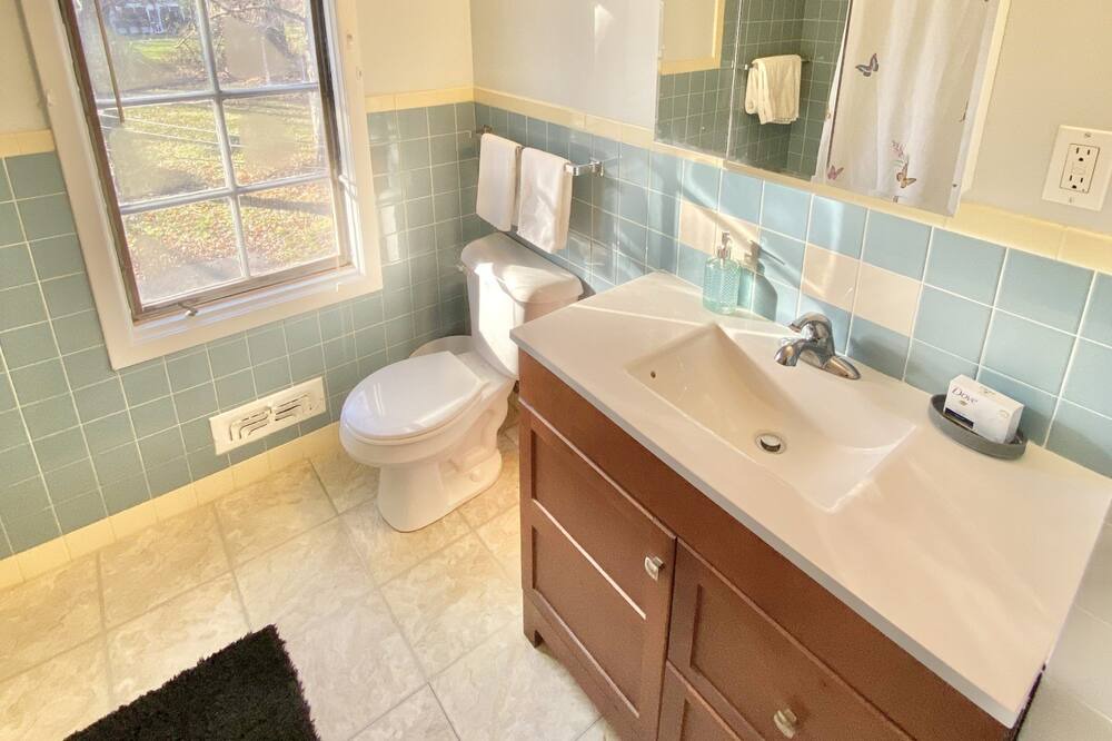 Photo of Bathroom in East Cleveland
