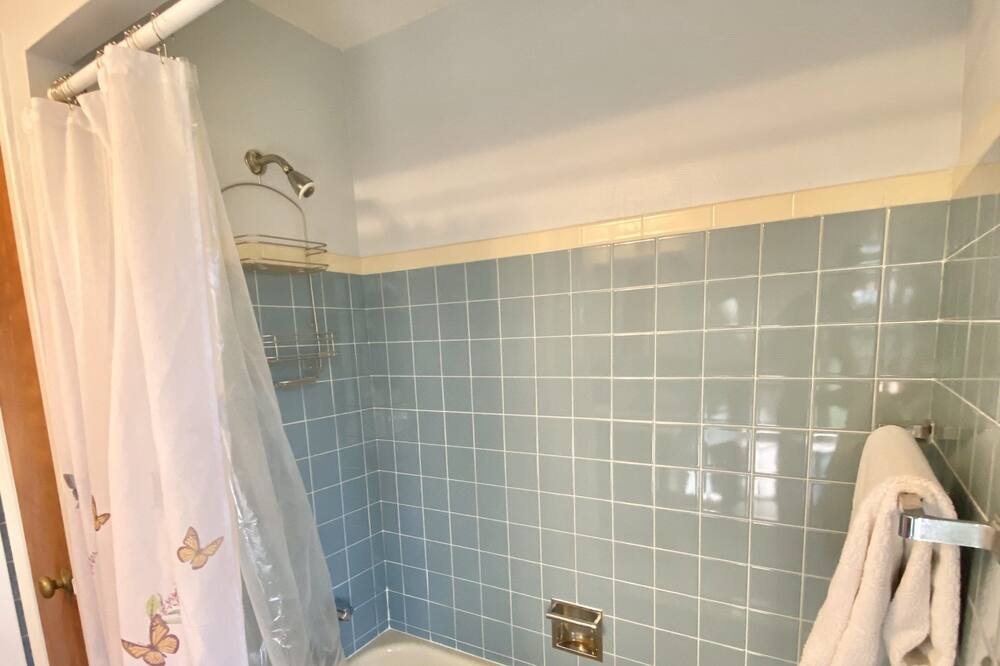 Photo of Bathroom in East Cleveland