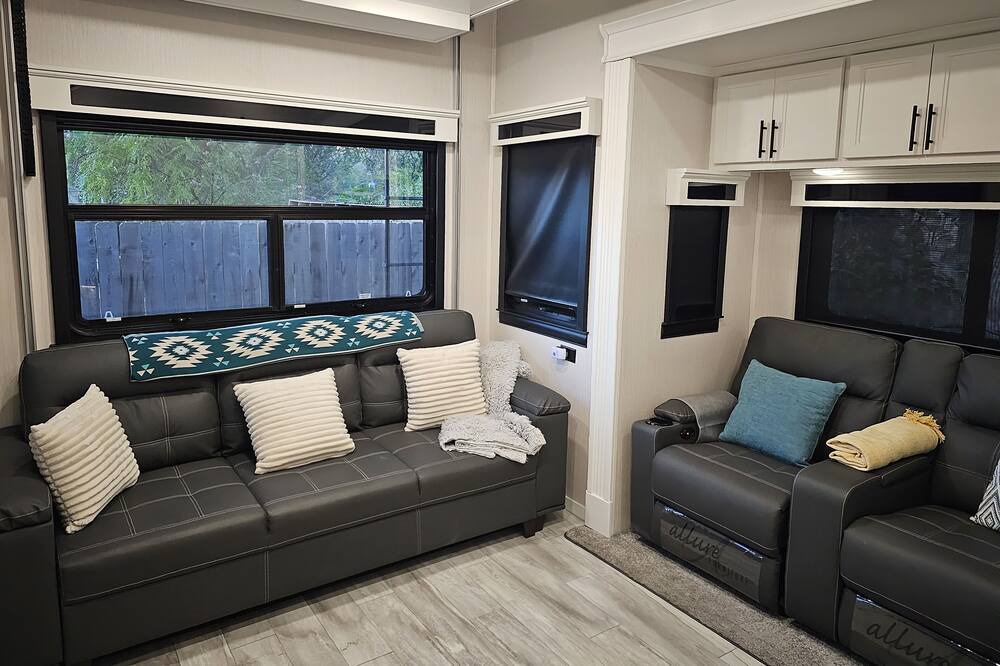 Photo of Livingroom in Southland Oaks