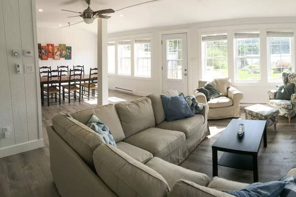 Photo of Livingroom in Boutiliers Point
