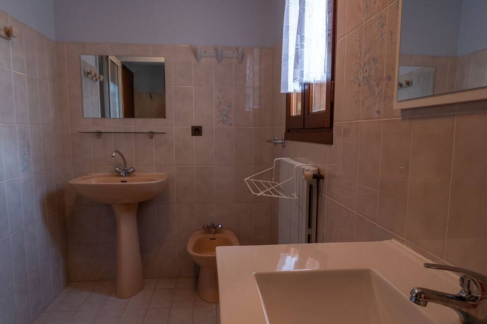 Photo of Bathroom in Campuac