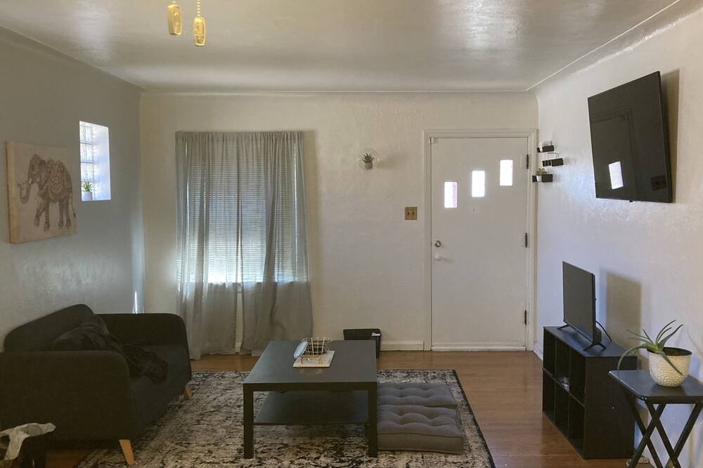 Photo of Livingroom in Calverton Park