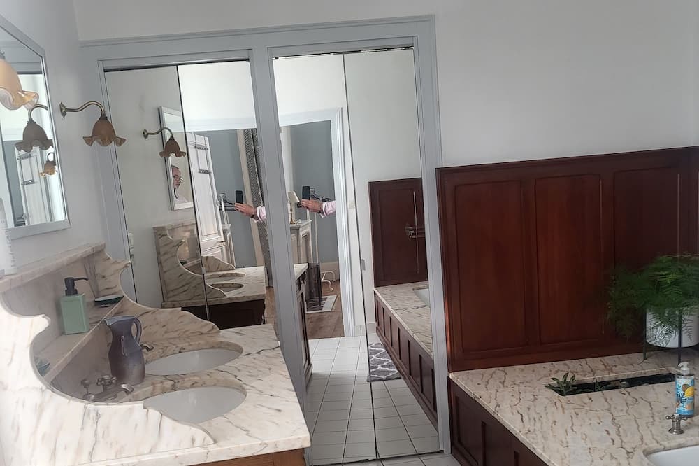 Photo of Bedroom in Villeneuve-sur-Yonne