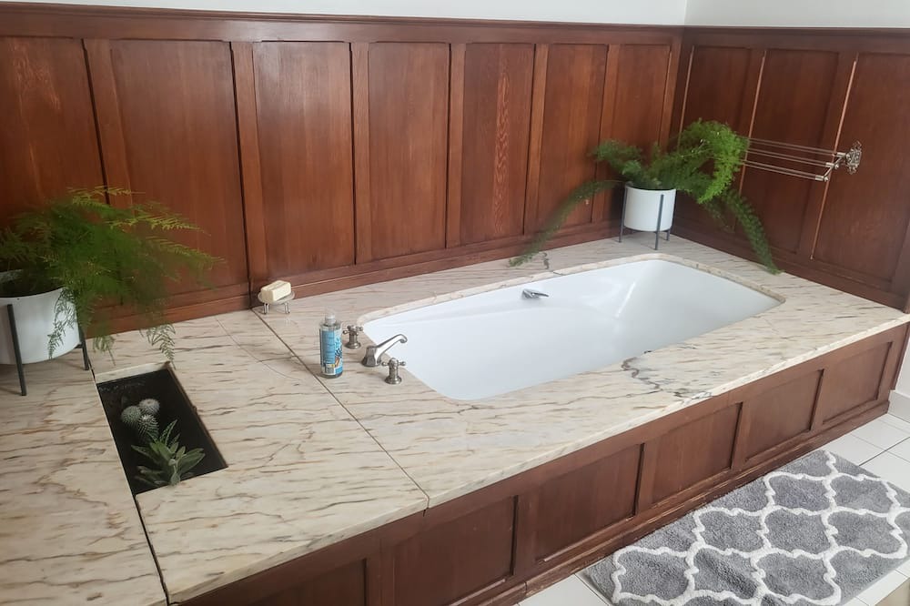 Photo of Bathroom in Villeneuve-sur-Yonne