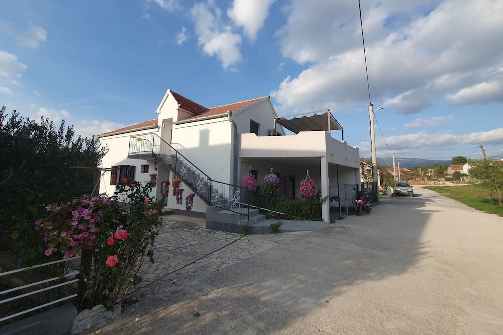 Photo of Outdoor in Cove Parja