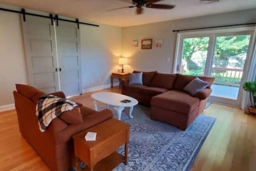 Photo of Livingroom in Town of Hastings