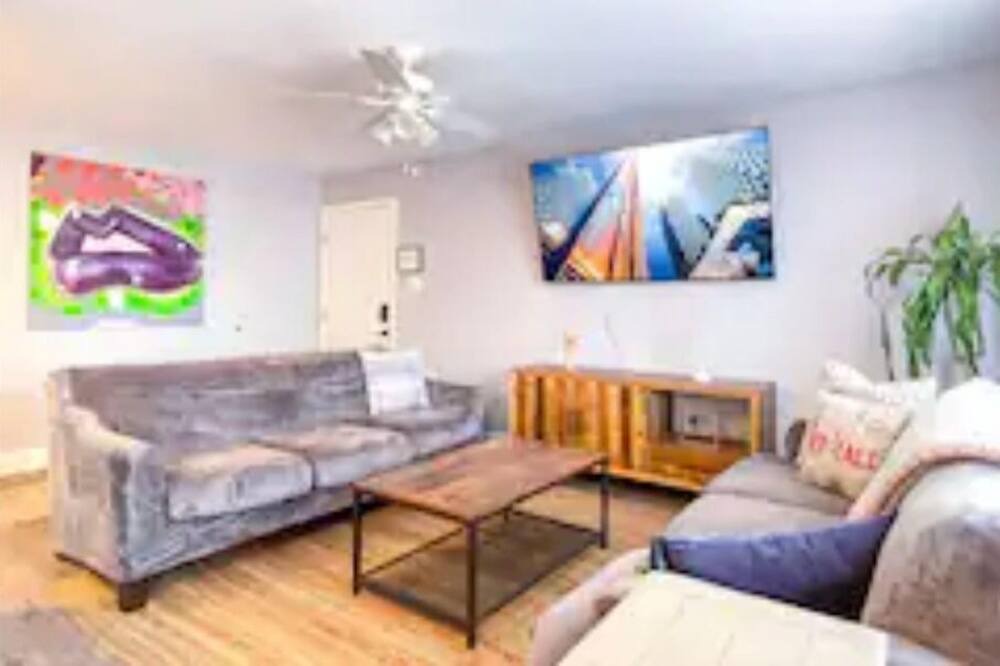 Photo of Livingroom in East Riverside - Oltorf