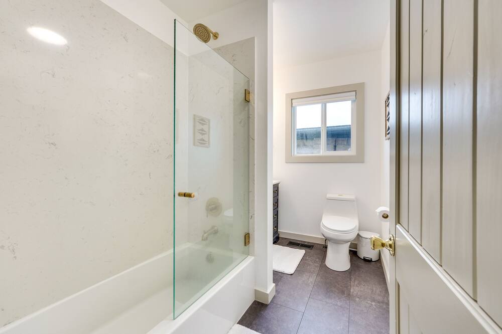 Photo of Bathroom in Klamath Falls