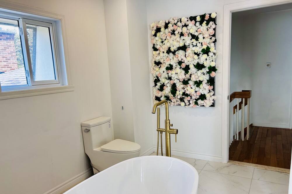 Photo of Bathroom in Laprairie