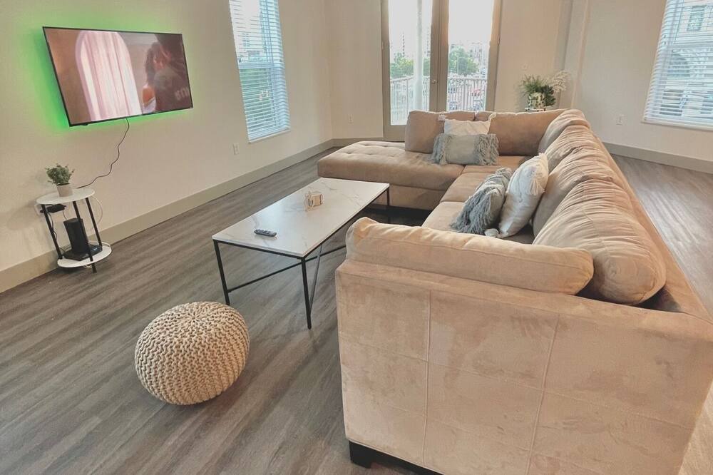 Photo of Livingroom in Chatham-Arch
