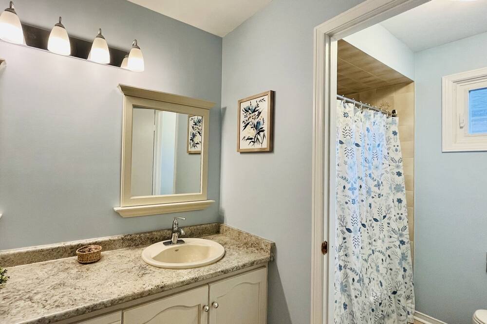 Photo of Bathroom in Lakeview