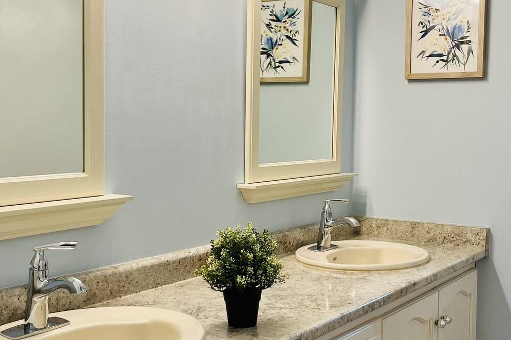 Photo of Bathroom in Lakeview