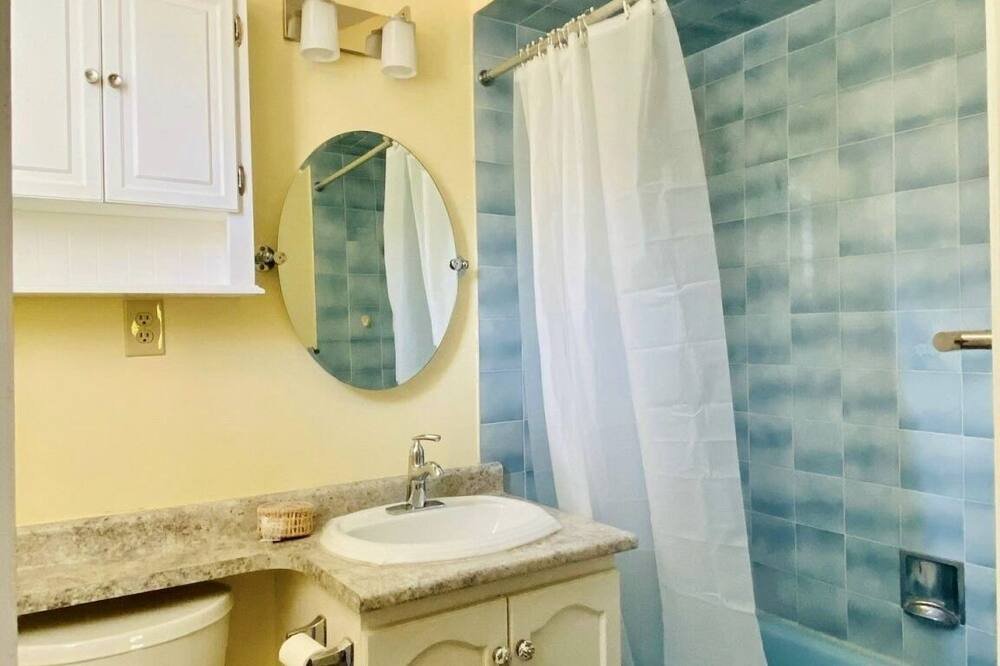 Photo of Bathroom in Lakeview