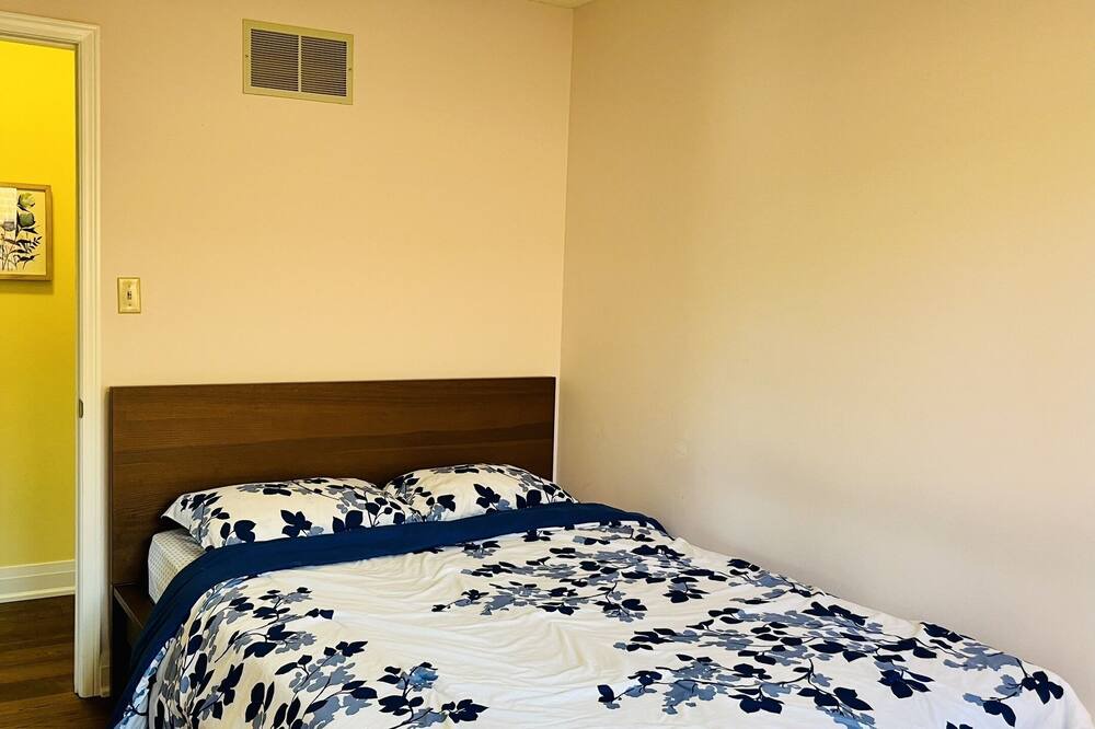 Photo of Bedroom in Lakeview