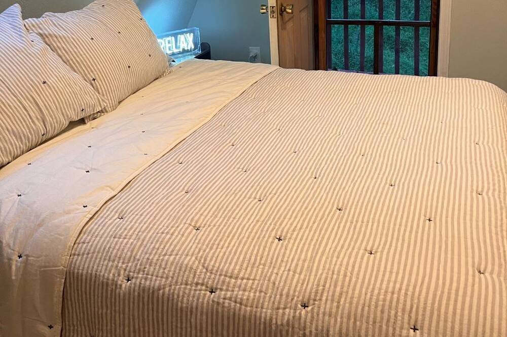 Photo of Bedroom in Henryville