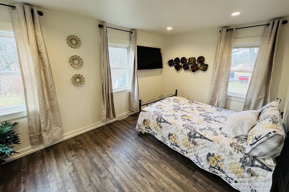 Photo of Bedroom in Battle Creek