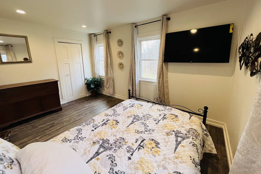 Photo of Bedroom in Battle Creek