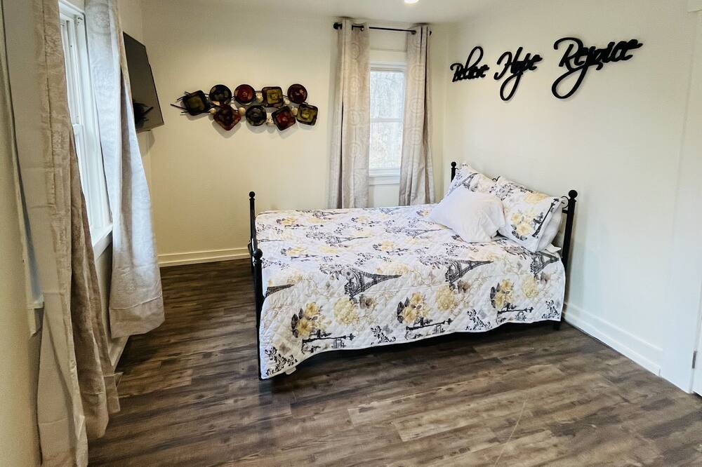 Photo of Bedroom in Battle Creek