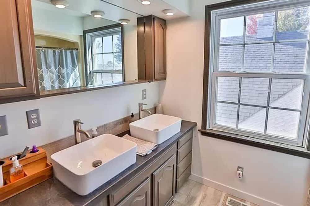 Photo of Bathroom in Booneville